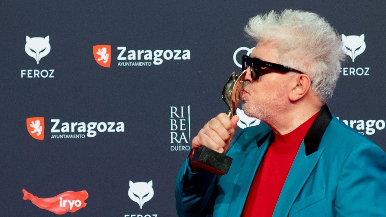 Pedro Almodóvar dándole un beso a su Premio de Honor
