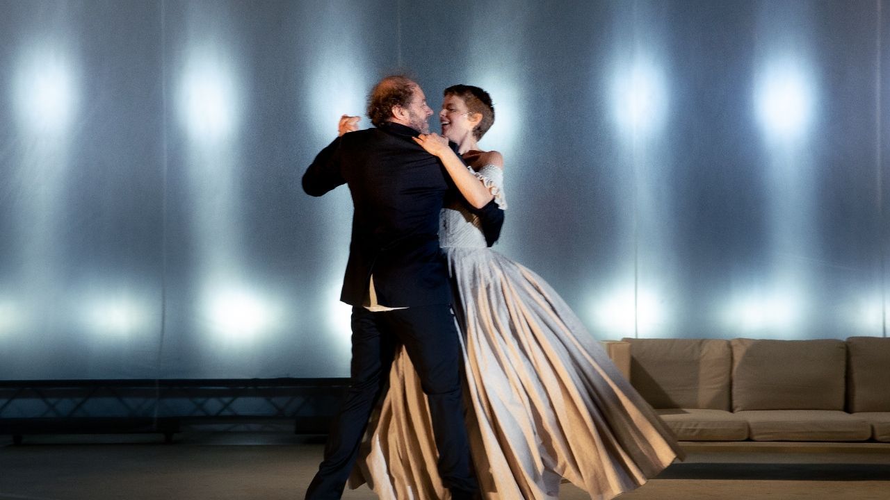 El Teatro KVS de Bruselas estrena "Bovary" en Teatros del Canal Emma y Charles. // ©DannyWillems