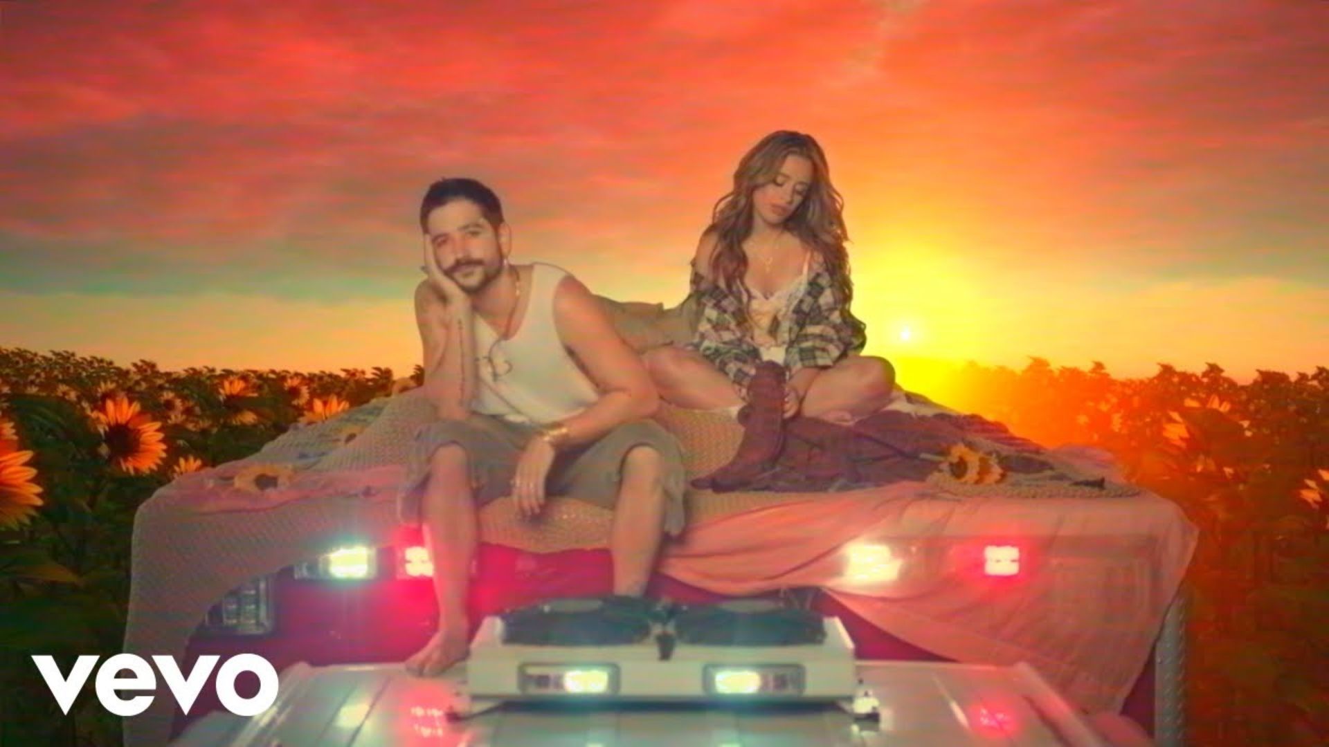 Camilo y Camila cabello en el vídeo de YouTube de "Ambulancia"
