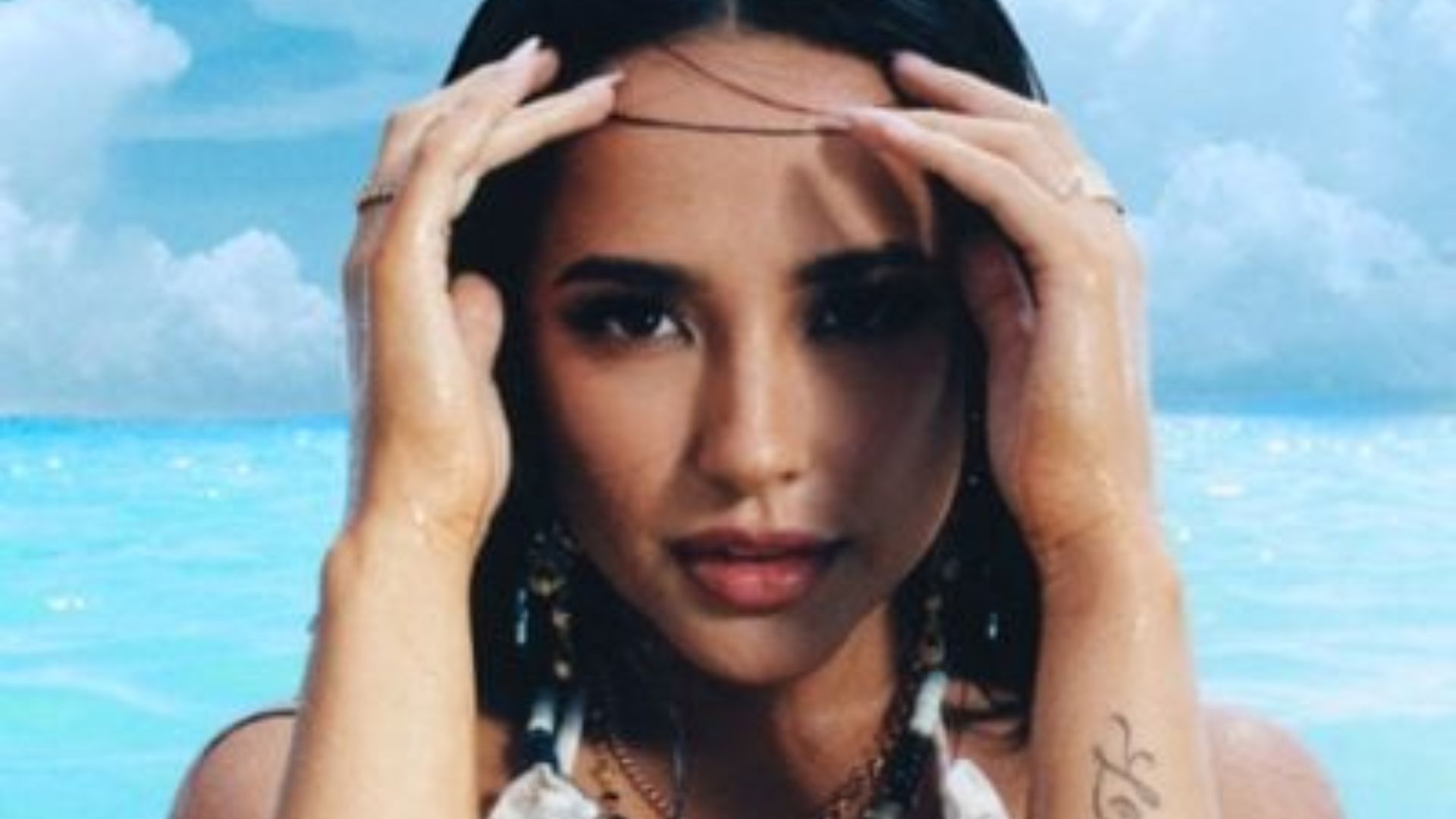Becky G presenta "Arranca" junto a Omega Becky G portada