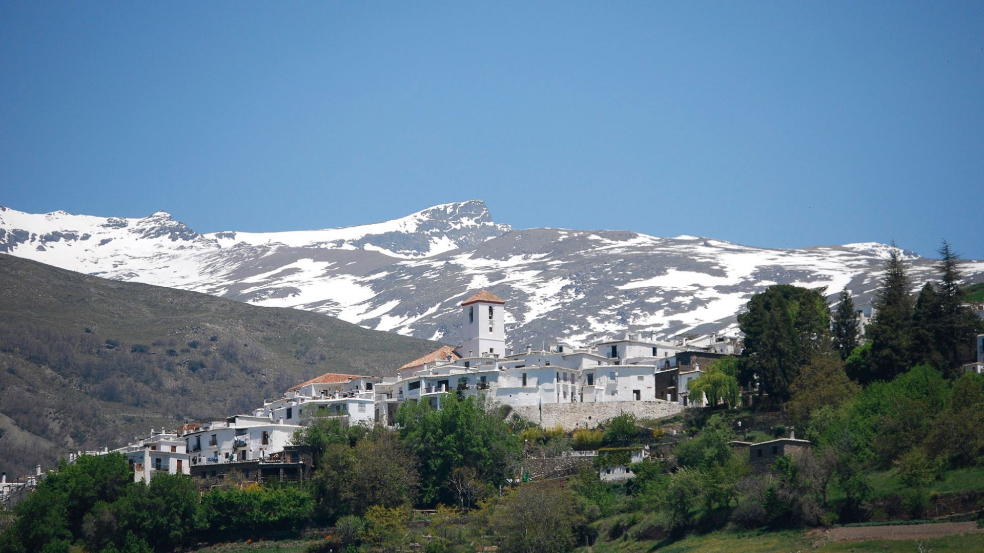 Doce escapadas recomendadas para disfrutar en familia del Día del Padre, en los Pueblos más Bonitos de España Capileira, foto de la Asociación de los Pueblos más bonitos de España