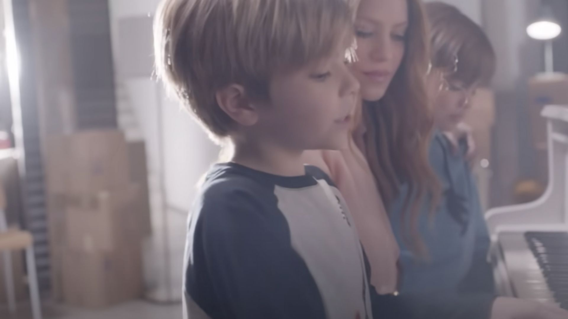 Shakira con sus hijos en el videoclip de Acróstico