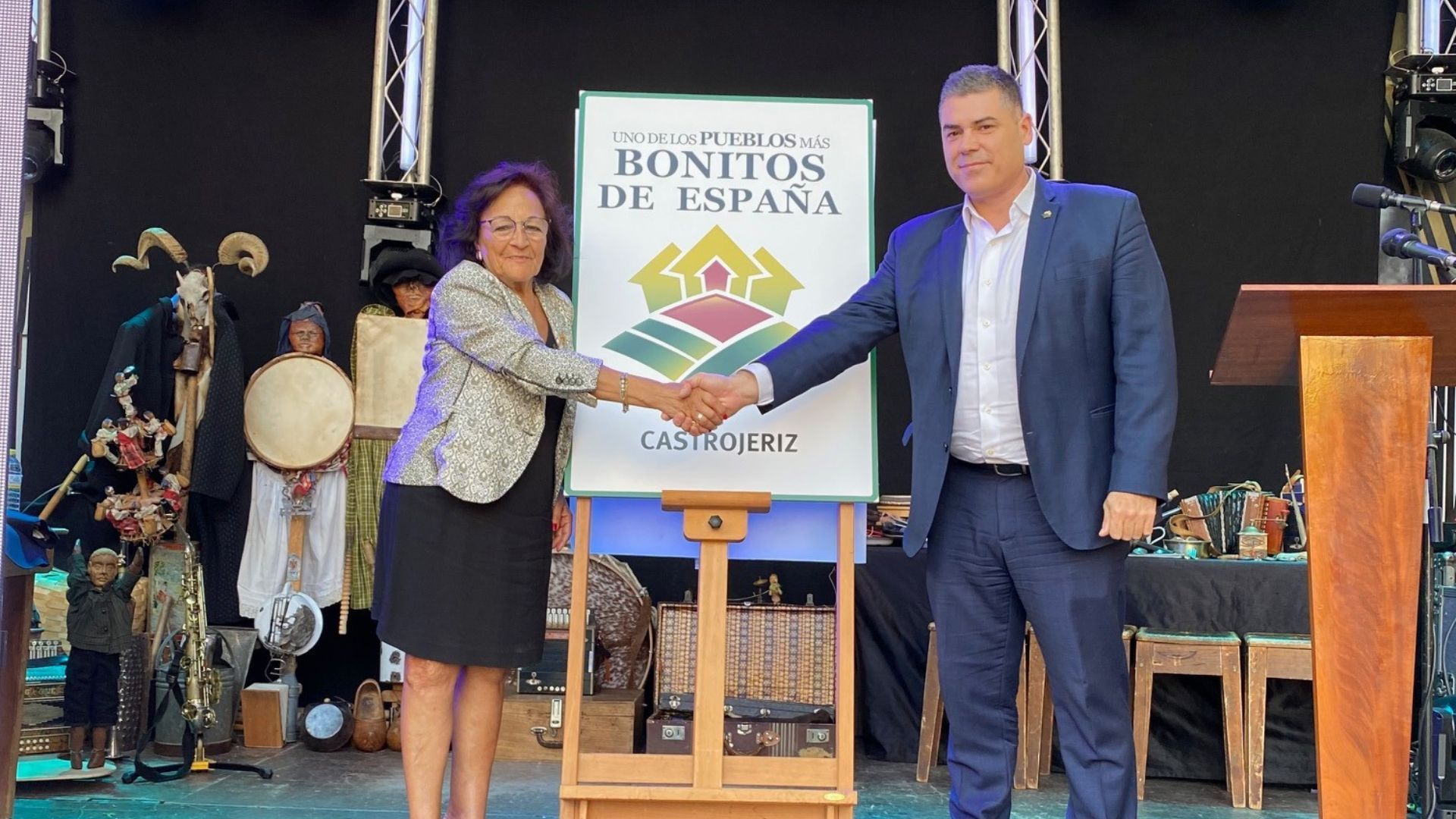 Castrojeriz destapa el cartel que le proclama como uno de Los Pueblos más Bonitos de España Castrojeriz
