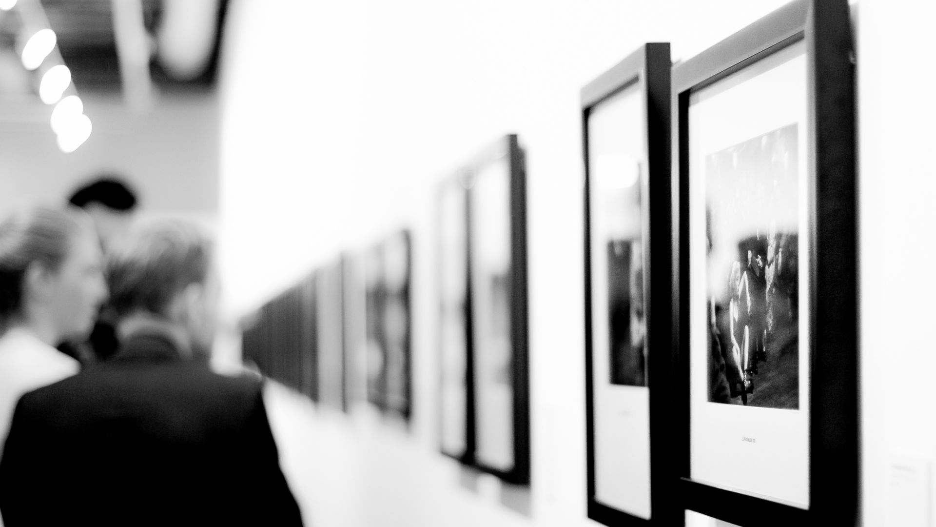 Gente en un museo, foto de Pixabay