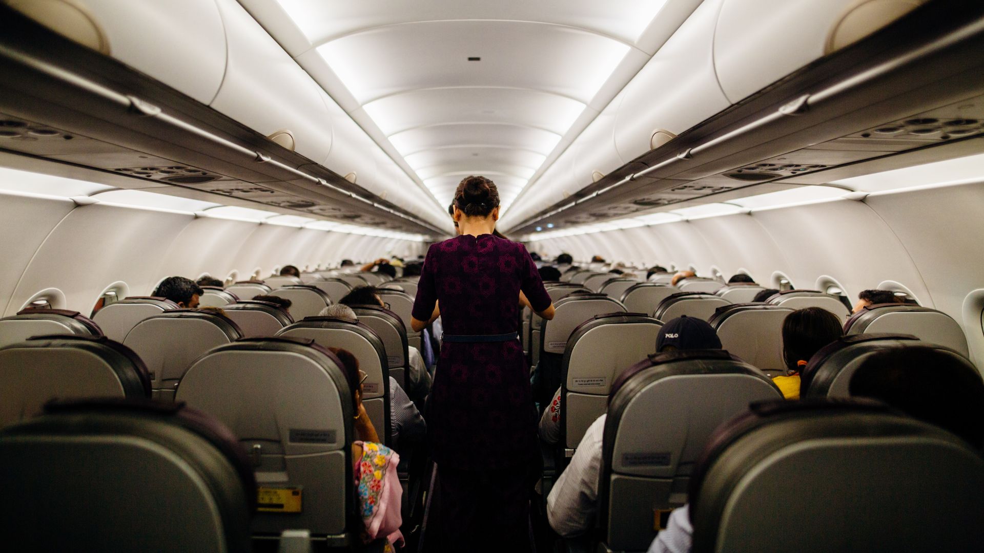 Tres consejos clave para viajar en avión Interior de un avión
