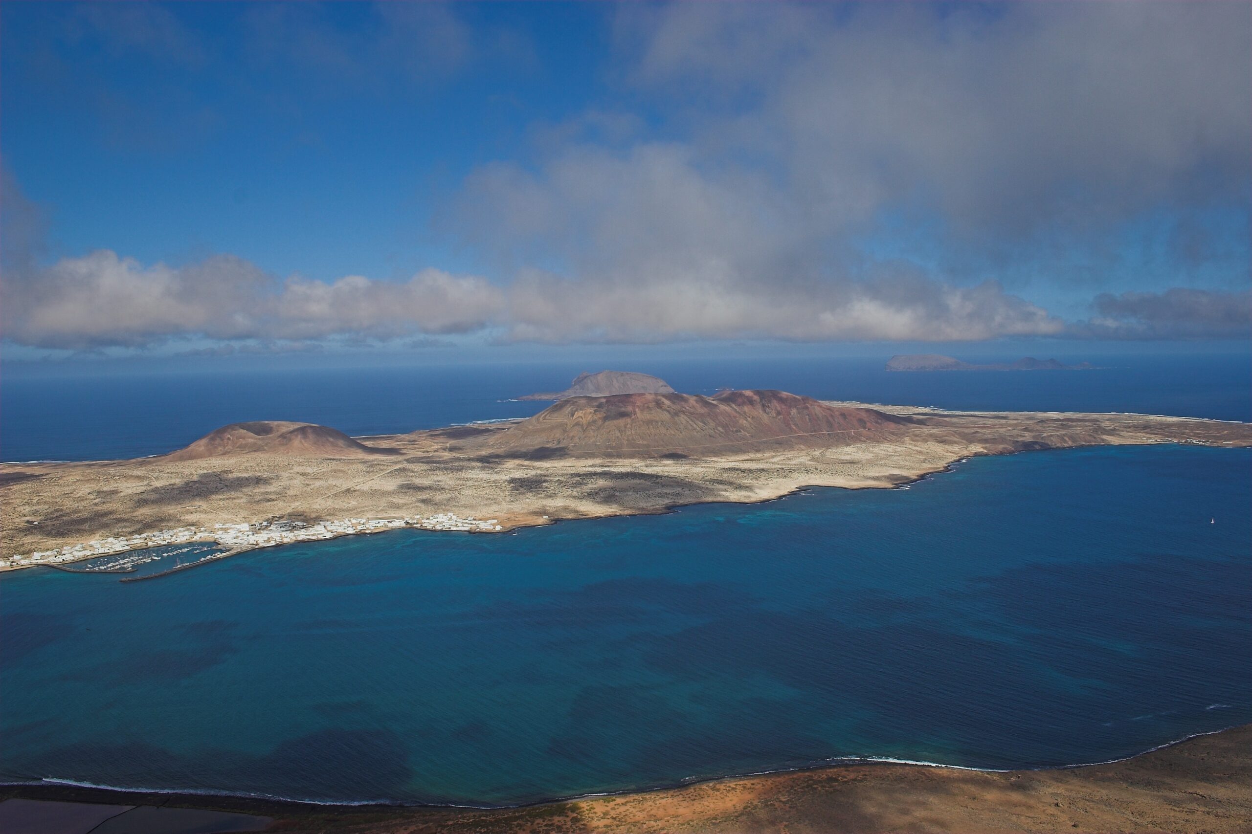 LaGraciosa_from_MiradorDelRio, Wikipedia