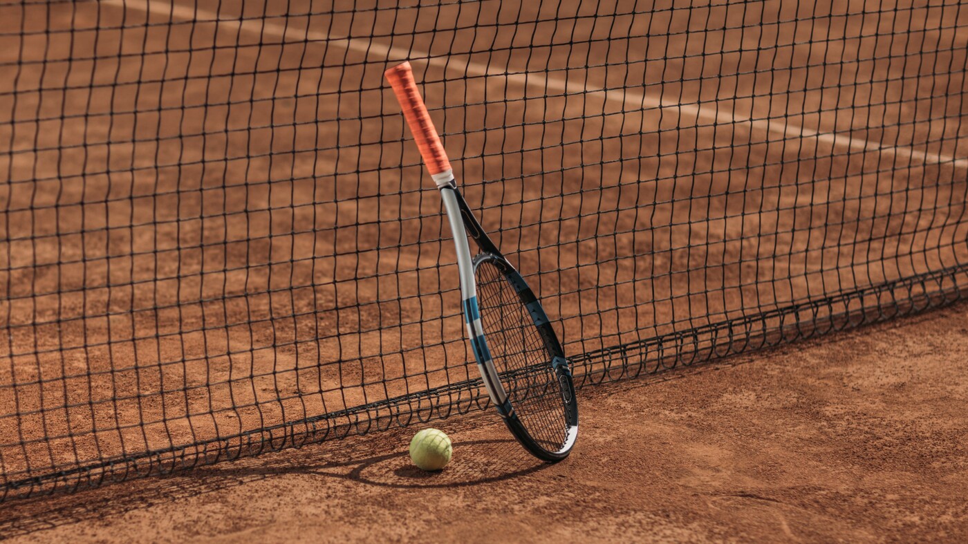 Roland-Garros 2024 inaugura la nueva oferta de deportes en directo de Max tennis ball and racket leaning on net