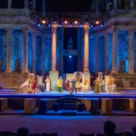 'La comedia de la olla' llega al Festival de Mérida con Carlos Sobera al frente de un divertido Plauto dirigido por Juan Luis Iborra la-comedia-de-la-olla-escena-festival-merida-2026-03-jero-morales